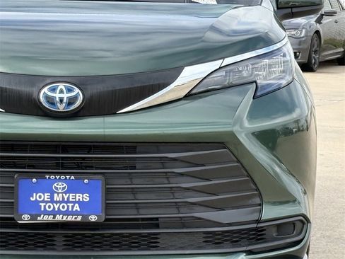 Used 2025 Toyota Sienna LE image 4
