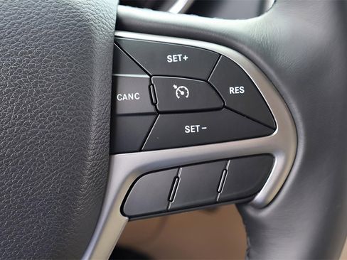 Used 2019 Jeep Grand Cherokee Laredo image 21