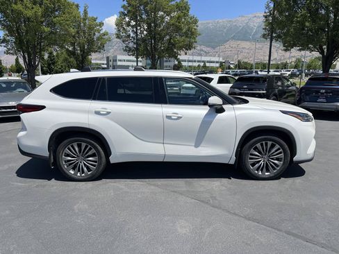 Used 2021 Toyota Highlander Platinum AWD/4WD image 6