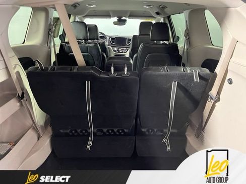 Used 2023 Chrysler Pacifica Touring-L FWD image 19