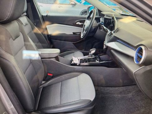 Used 2025 Chevrolet Trax LT w/ LT Convenience Package image 8