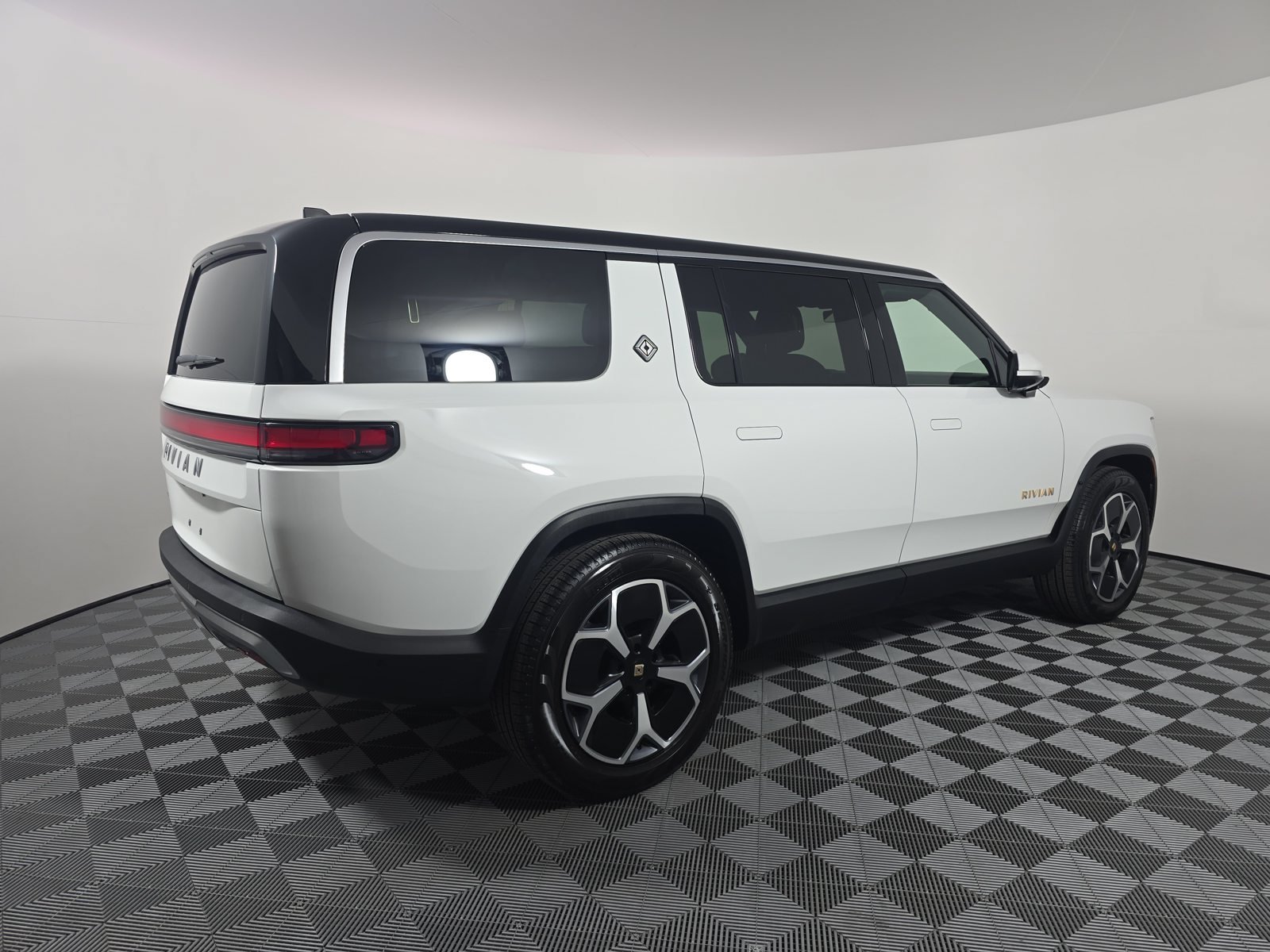 Used 2024 Rivian R1S Adventure Quad AWD/4WD image 5