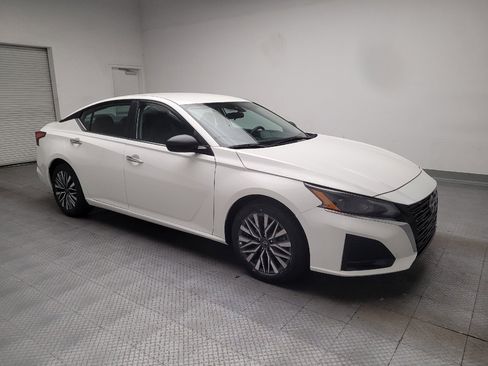 Used 2025 Nissan Altima 2.5 SV FWD image 11
