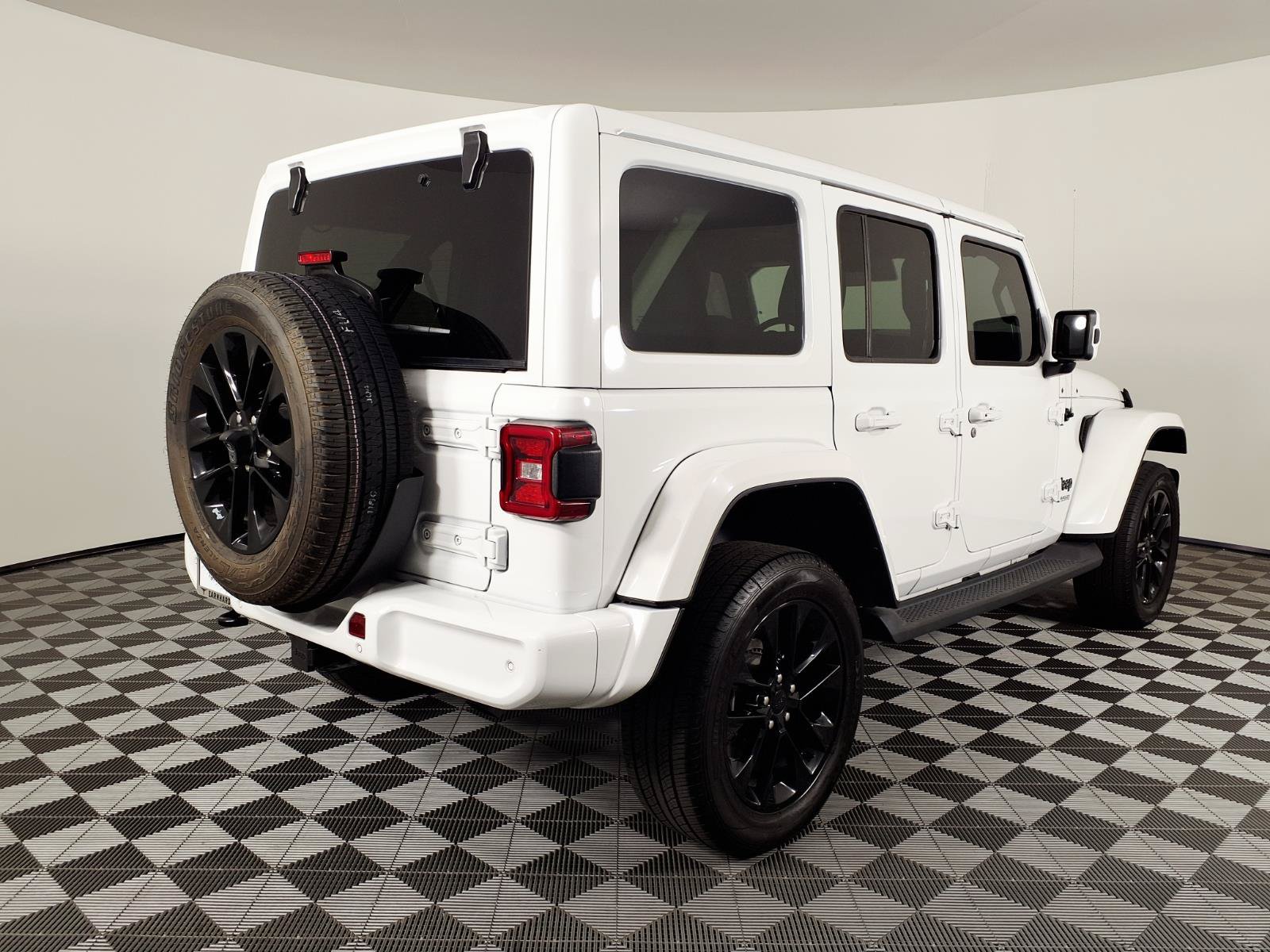 Used 2021 Jeep Wrangler Unlimited Sahara AWD/4WD image 4