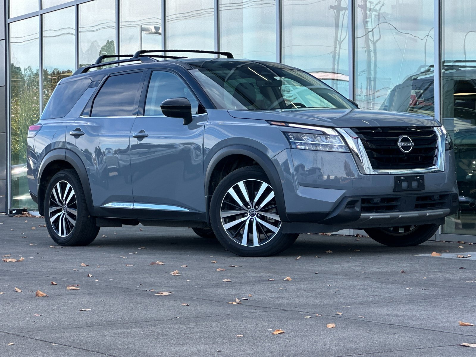 Used 2024 Nissan Pathfinder Platinum AWD/4WD image 2