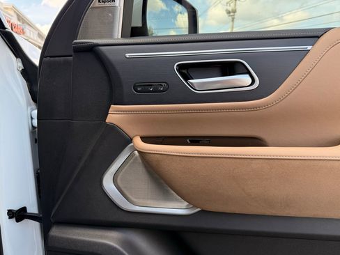 Used 2025 INFINITI QX80 Sensory image 16