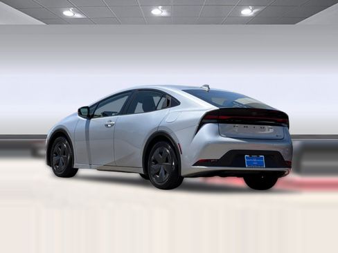 Used 2024 Toyota Prius LE FWD image 3