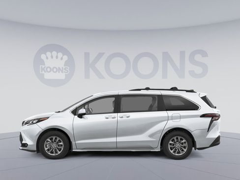 New 2026 Toyota Sienna XLE FWD image 4