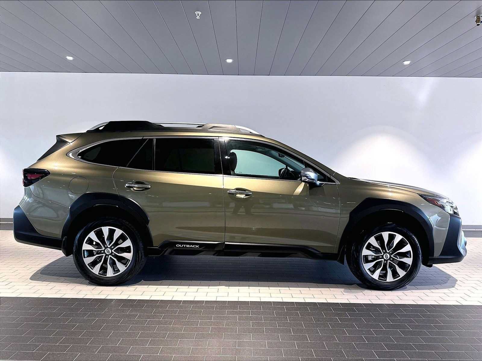 Used 2023 Subaru Outback Touring AWD/4WD image 11