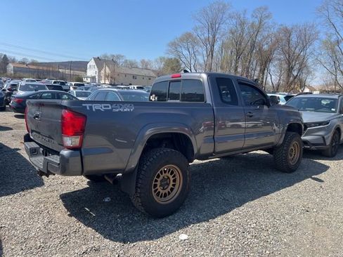 Used 2016 Toyota Tacoma TRD Sport image 2