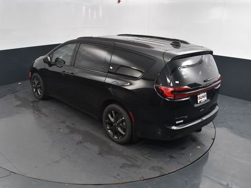 New 2026 Chrysler Pacifica Limited image 39