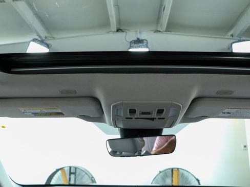 Used 2024 Toyota Highlander XLE FWD image 21