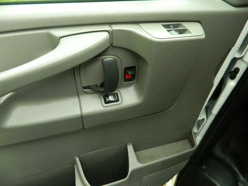 Used 2015 Chevrolet Express 2500 RWD image 20