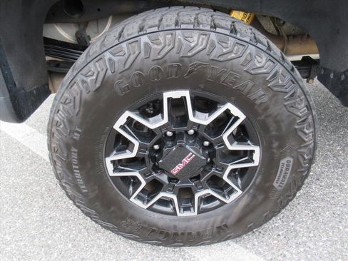 Used 2024 GMC Sierra 2500 AT4X AWD/4WD image 8