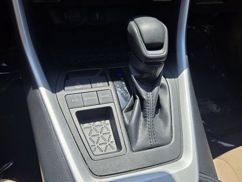 Used 2022 Toyota RAV4 XLE FWD image 17