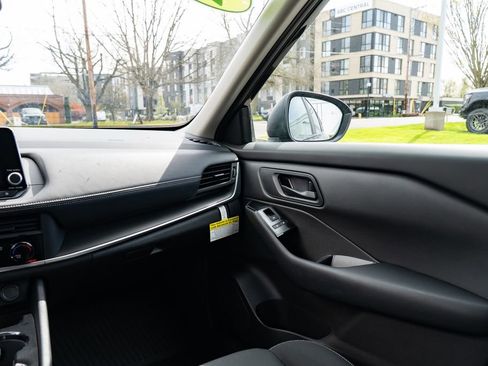 Used 2025 Nissan Rogue S image 10