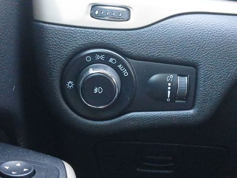 Used 2018 Jeep Cherokee Latitude FWD image 12