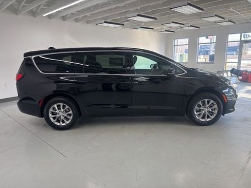New 2026 Chrysler Pacifica Select AWD/4WD image 9