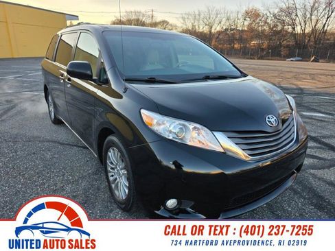 Used 2012 Toyota Sienna XLE image 7
