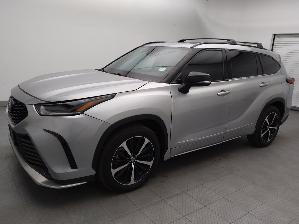 Used 2021 Toyota Highlander XSE AWD/4WD image 2