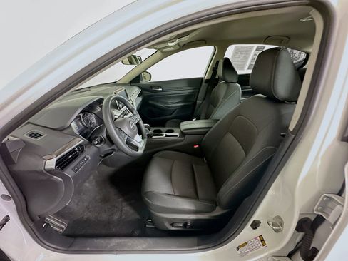 Used 2025 Nissan Altima 2.5 SV image 13