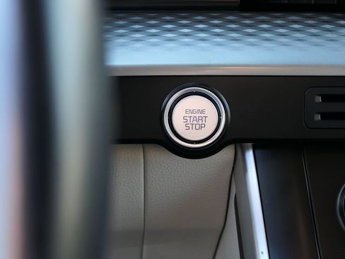 Used 2023 Kia Carnival LX image 20