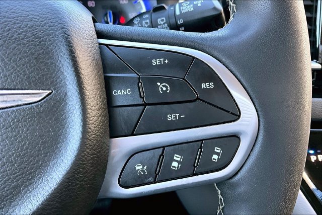 Used 2024 Chrysler Pacifica Touring-L FWD image 12