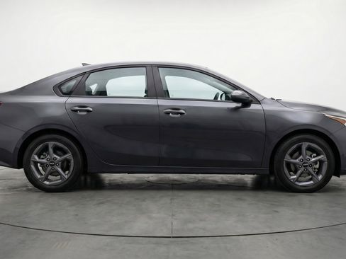 Used 2025 Kia K4 LXS image 11