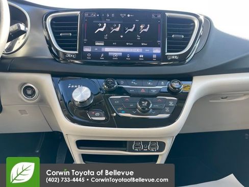 Used 2024 Chrysler Pacifica Touring-L image 23