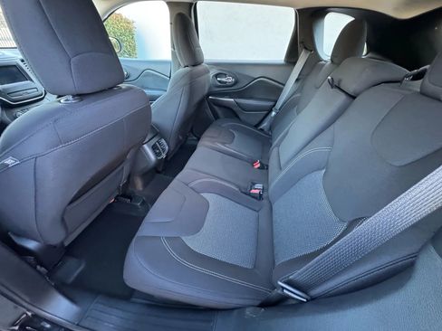 Used 2020 Jeep Cherokee Latitude FWD image 16