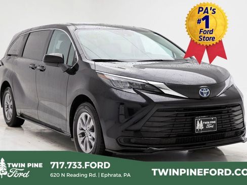 Used 2024 Toyota Sienna LE image 1