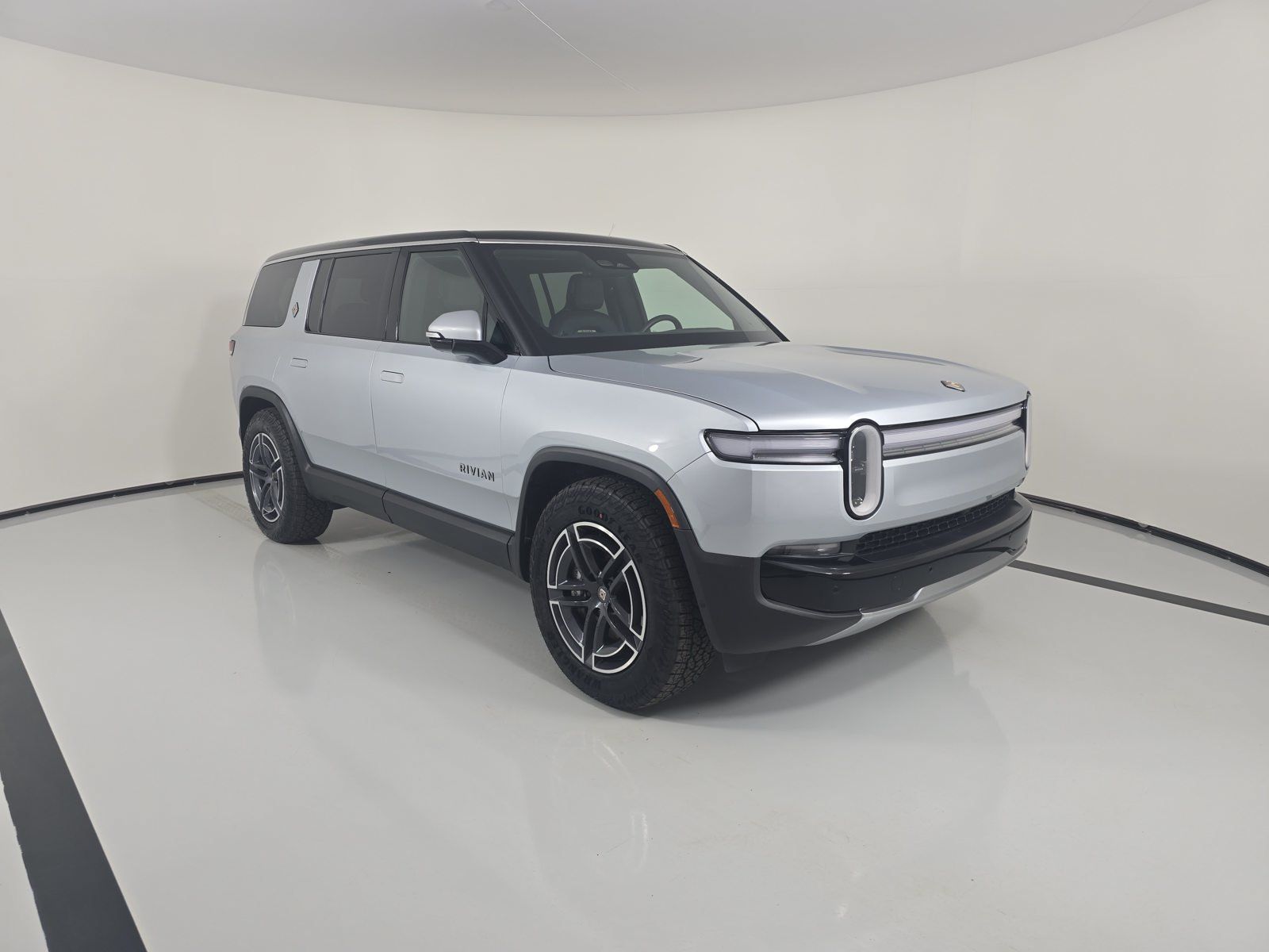 Used 2025 Rivian R1S Adventure Dual AWD/4WD image 7