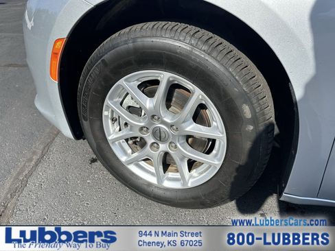 Used 2023 Chrysler Voyager LX image 10