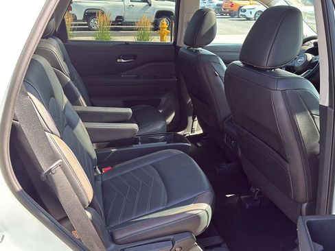 Used 2023 Nissan Pathfinder Platinum AWD/4WD image 12