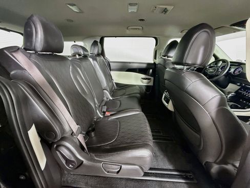 Used 2023 Kia Carnival EX FWD image 36