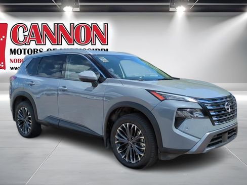 Used 2025 Nissan Rogue SL w/ Tech Package FWD image 3