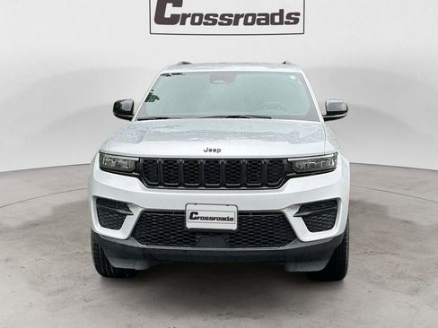 Used 2025 Jeep Grand Cherokee Altitude AWD/4WD image 8
