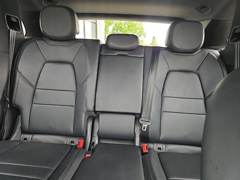 Used 2024 Porsche Cayenne w/ Premium Package AWD/4WD image 36
