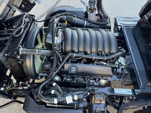 Used 2024 Isuzu NPR image 17