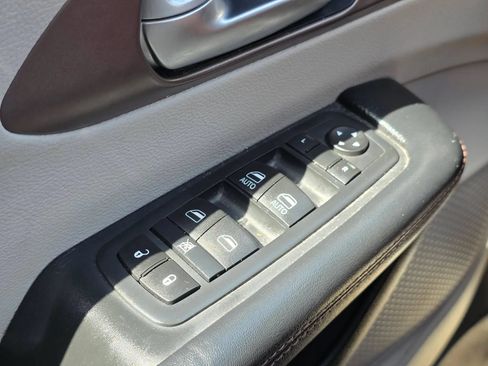 Used 2017 Chrysler Pacifica Touring-L FWD image 30