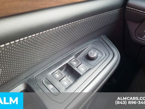 Used 2024 Volkswagen Atlas SE image 32