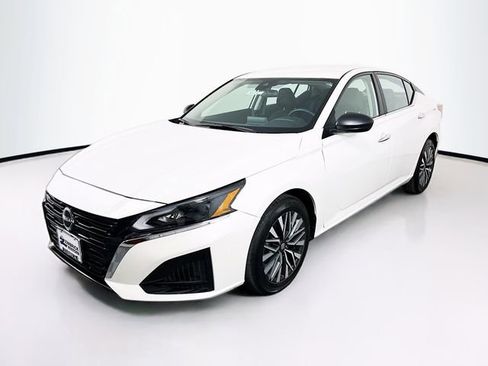 Certified 2024 Nissan Altima 2.5 SV image 4