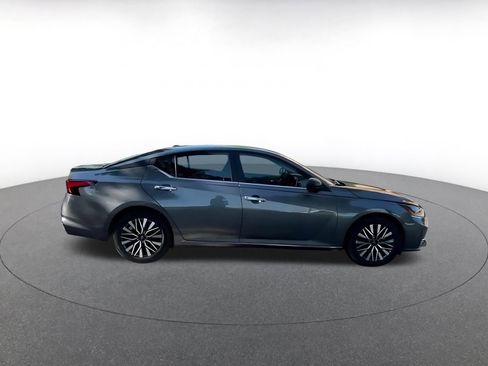 Used 2025 Nissan Altima 2.5 SV FWD image 12