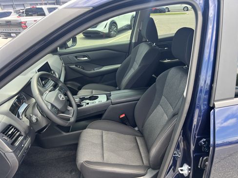 Certified 2026 Nissan Rogue SV FWD image 9
