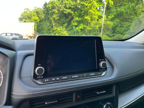 Used 2025 Nissan Rogue SV FWD image 17