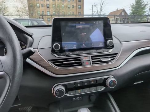 Used 2025 Nissan Altima 2.5 SV FWD image 17