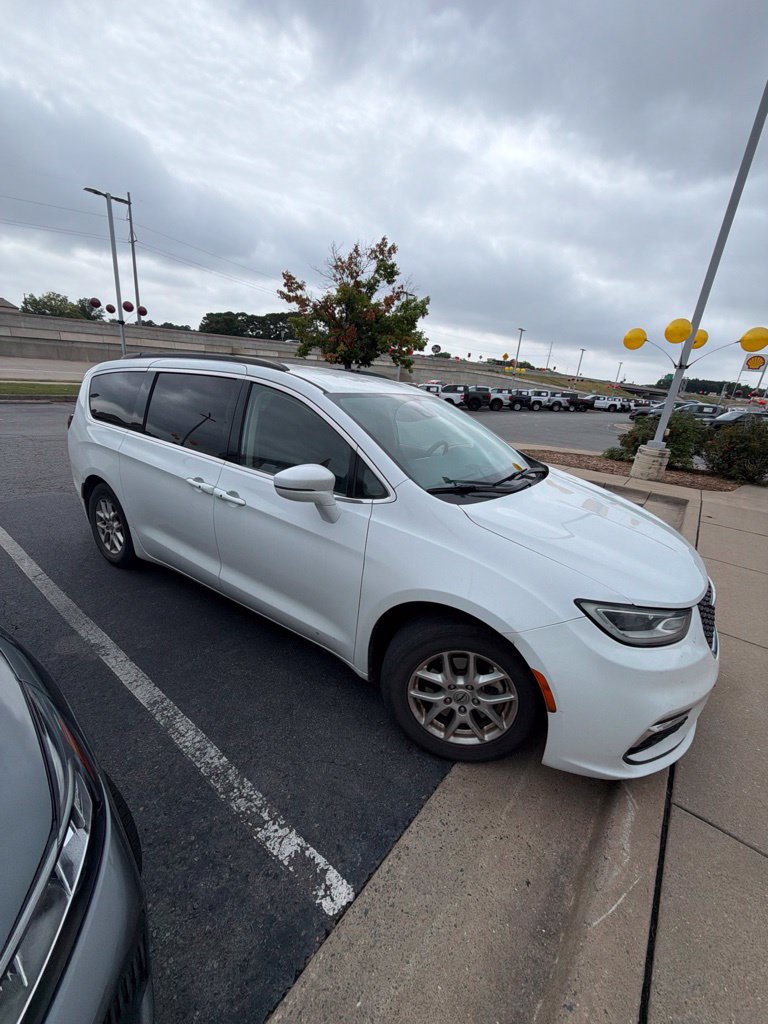 Used 2022 Chrysler Pacifica Touring-L FWD image 6