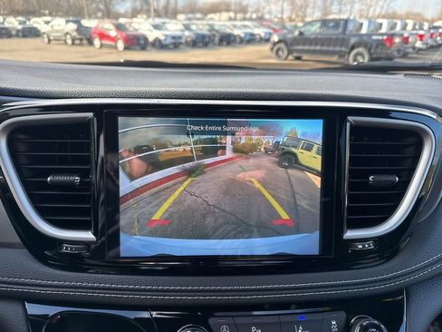 New 2026 Chrysler Pacifica Select image 16