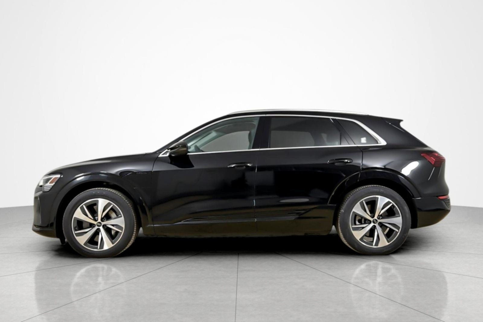 Used 2024 Audi Q8 e-tron Premium AWD/4WD image 2