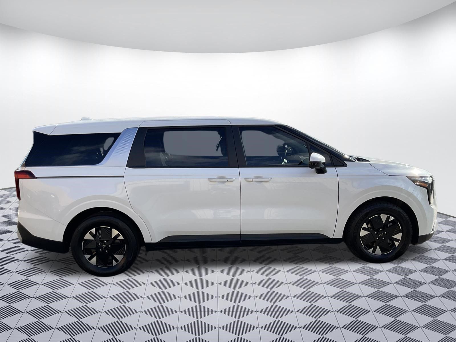 Used 2026 Kia Carnival LXS FWD image 2